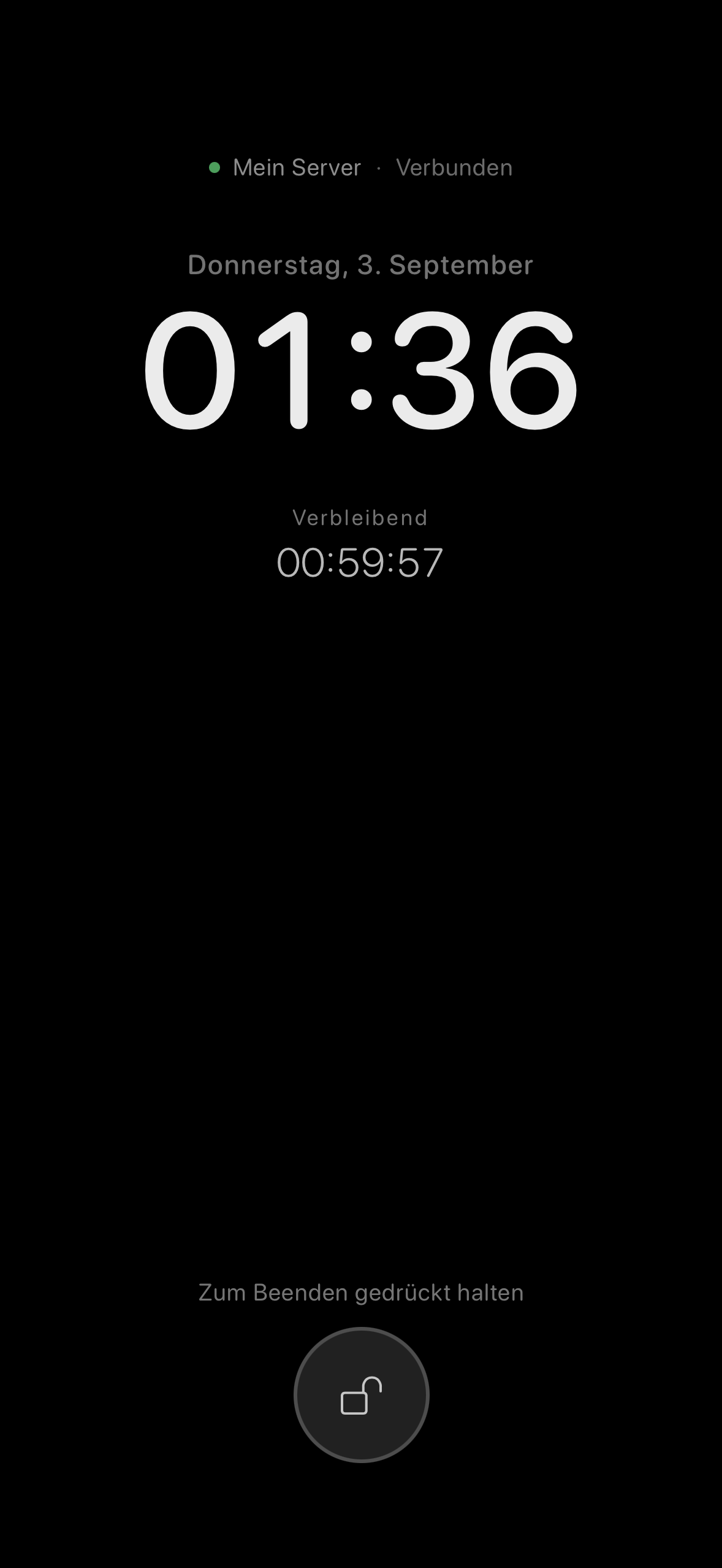 The ChatMC standby screen showing the clock, remaining time, connection status and battery.