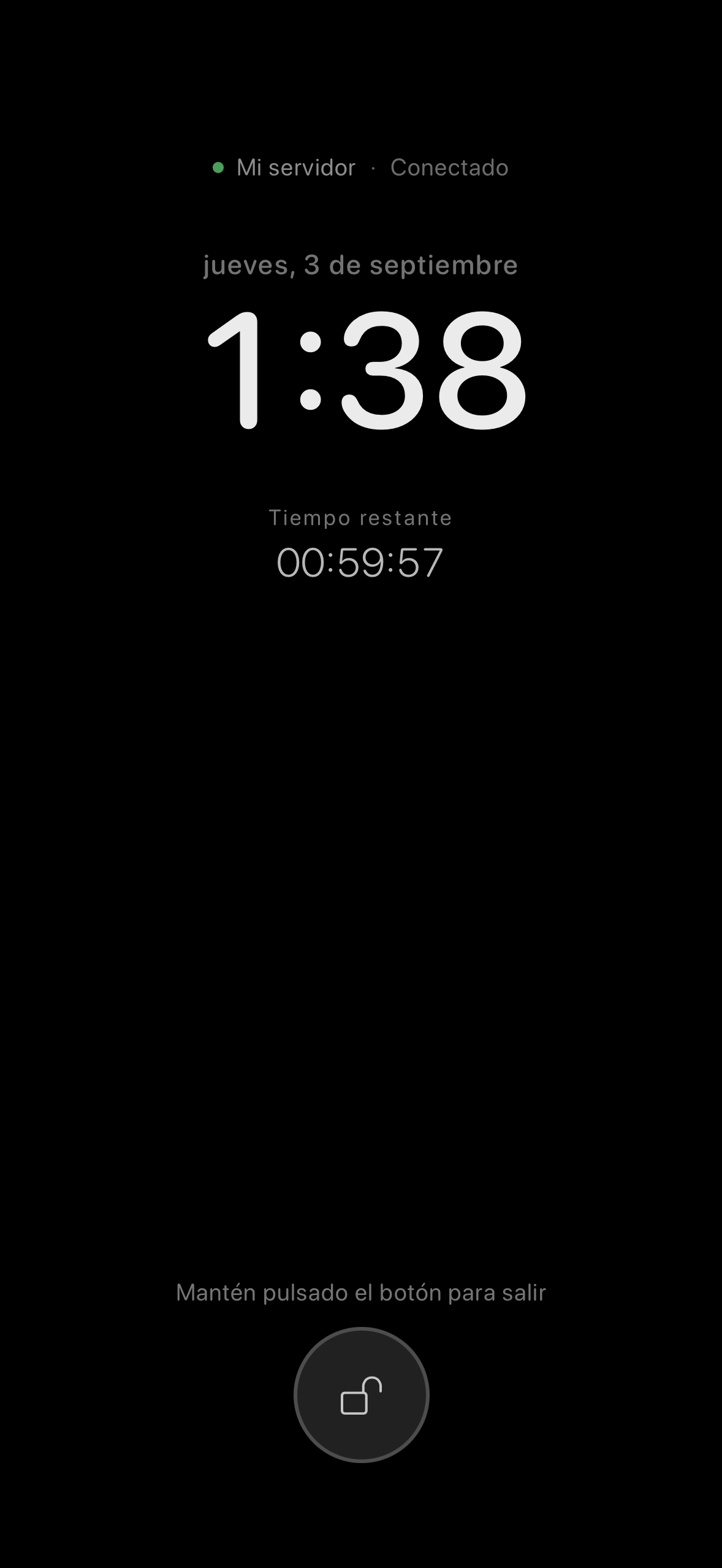 The ChatMC standby screen showing the clock, remaining time, connection status and battery.