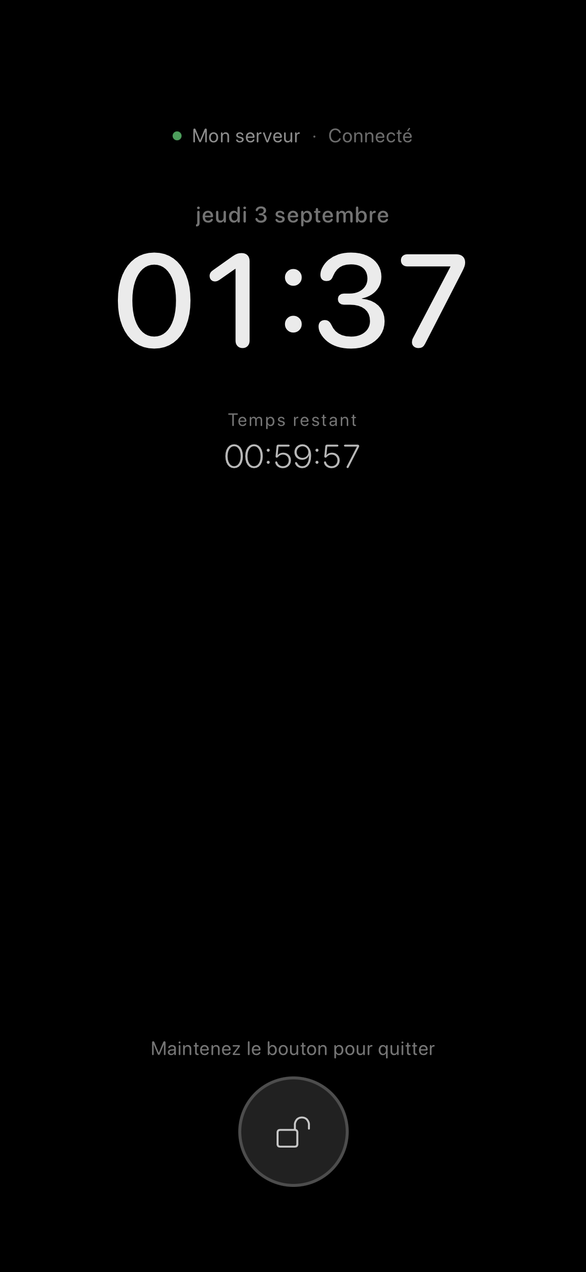 The ChatMC standby screen showing the clock, remaining time, connection status and battery.