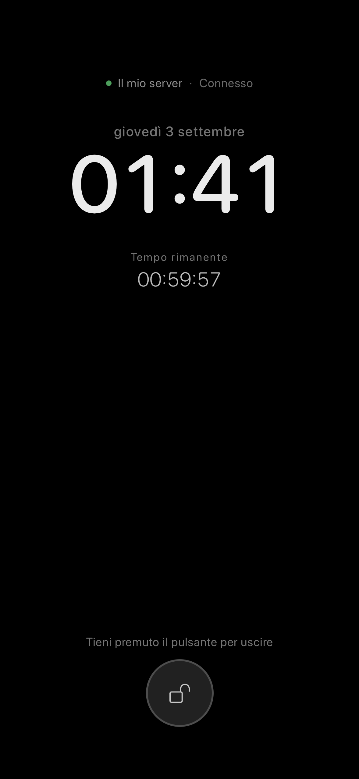 The ChatMC standby screen showing the clock, remaining time, connection status and battery.