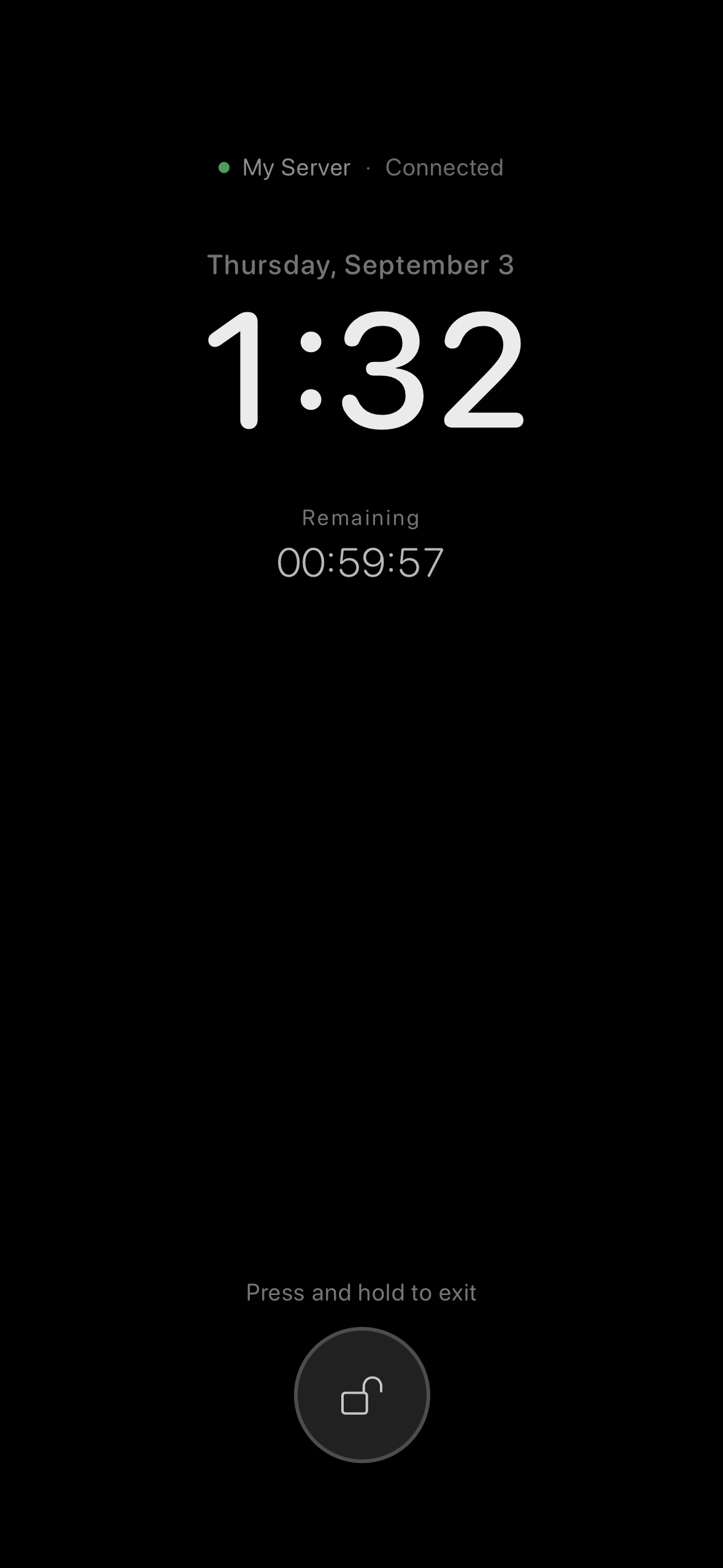 The ChatMC standby screen showing the clock, remaining time, connection status and battery.