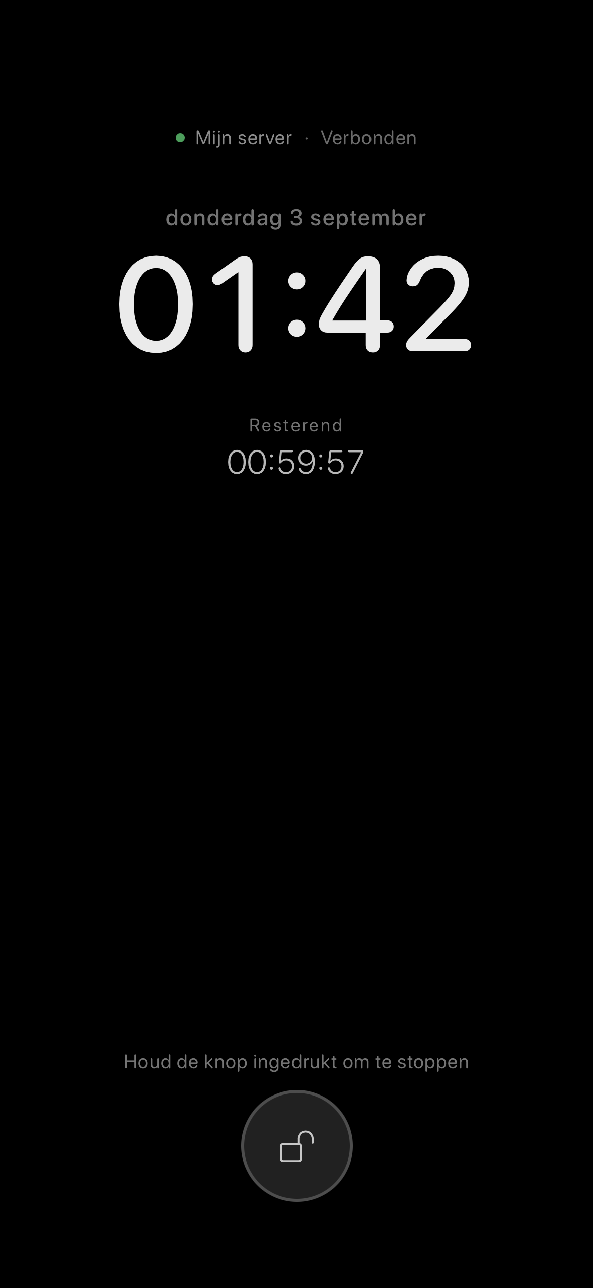 The ChatMC standby screen showing the clock, remaining time, connection status and battery.