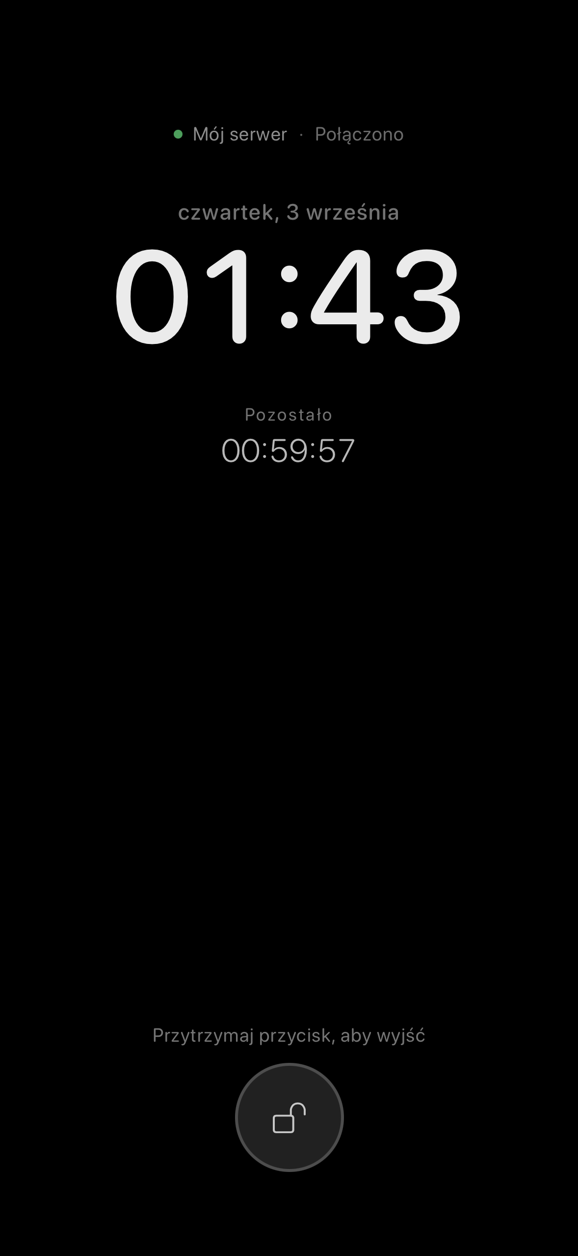 The ChatMC standby screen showing the clock, remaining time, connection status and battery.