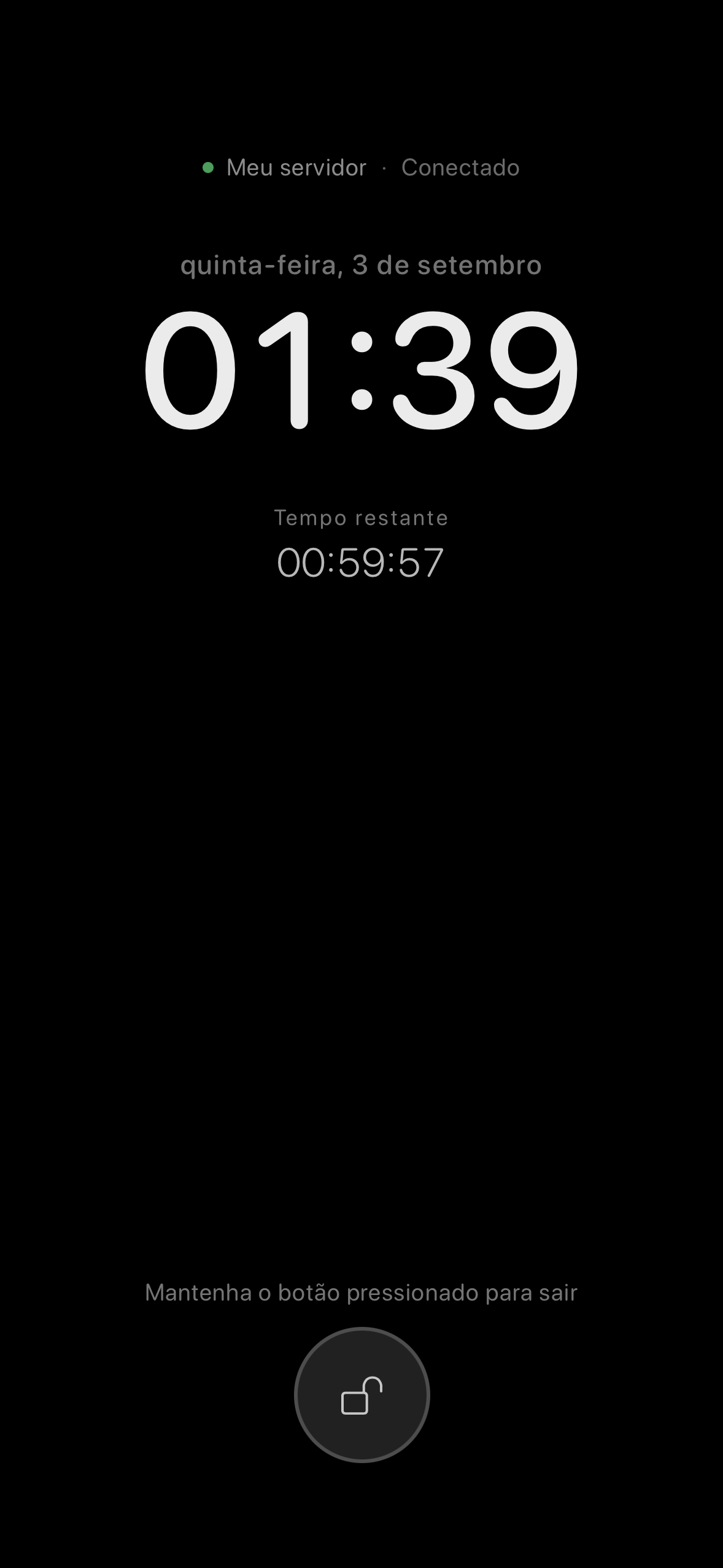 The ChatMC standby screen showing the clock, remaining time, connection status and battery.